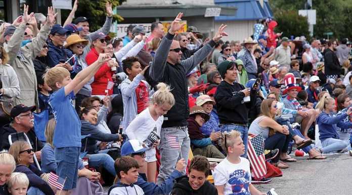 Thousands pour into Aptos for World's Shortest Parade