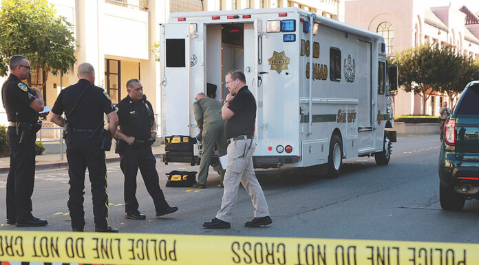 PHOTO: Bomb Squad responds to suspicious device