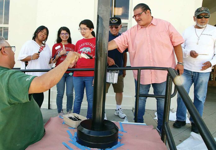 felipe hernandez veterans memorial building volunteers paint